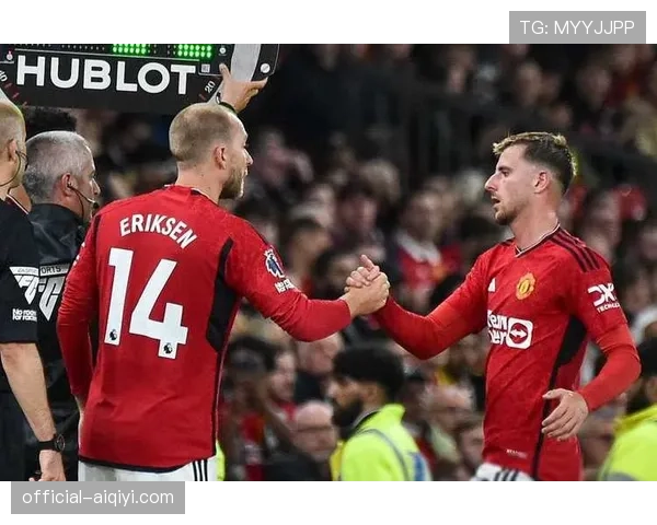 曼联美国行集训,滕哈格被拍到重点演练由4-4-2防守阵型向区域压迫的快速转换